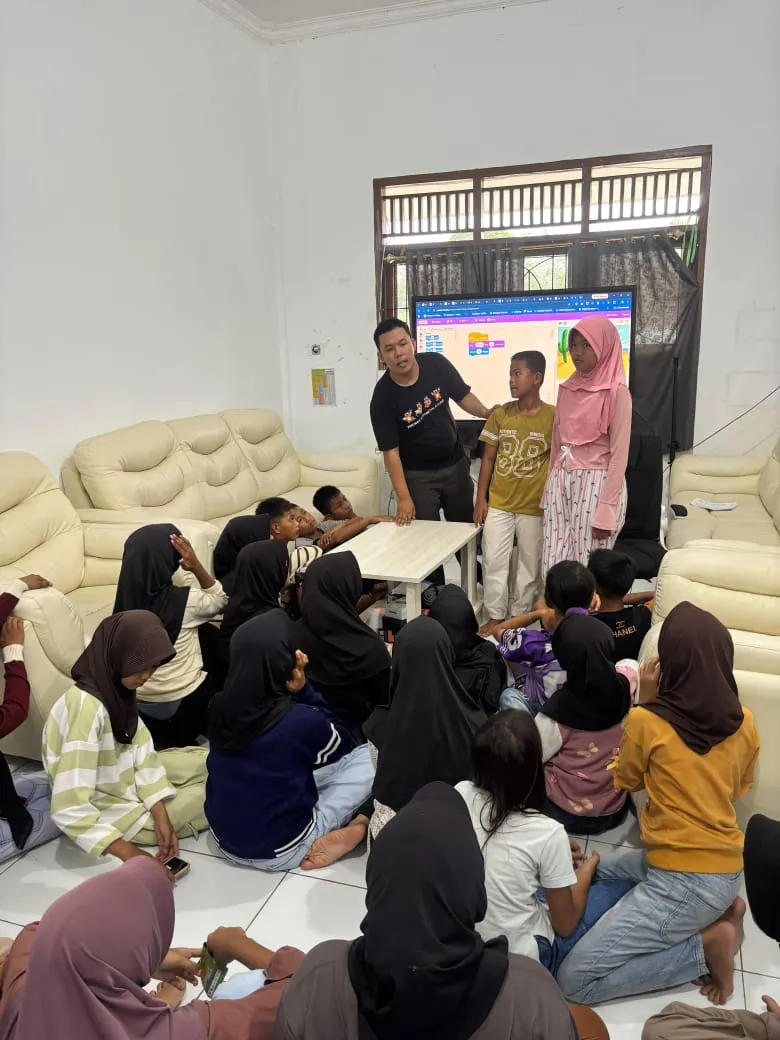 Kegiatan Belajar Coding dengan Siswa Baru